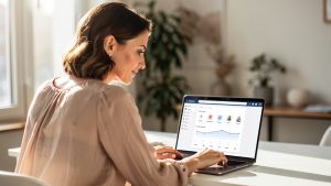 Une dirigeante de petite entreprise analyse une fiche locale et des avis clients sur son ordinateur dans un bureau lumineux.